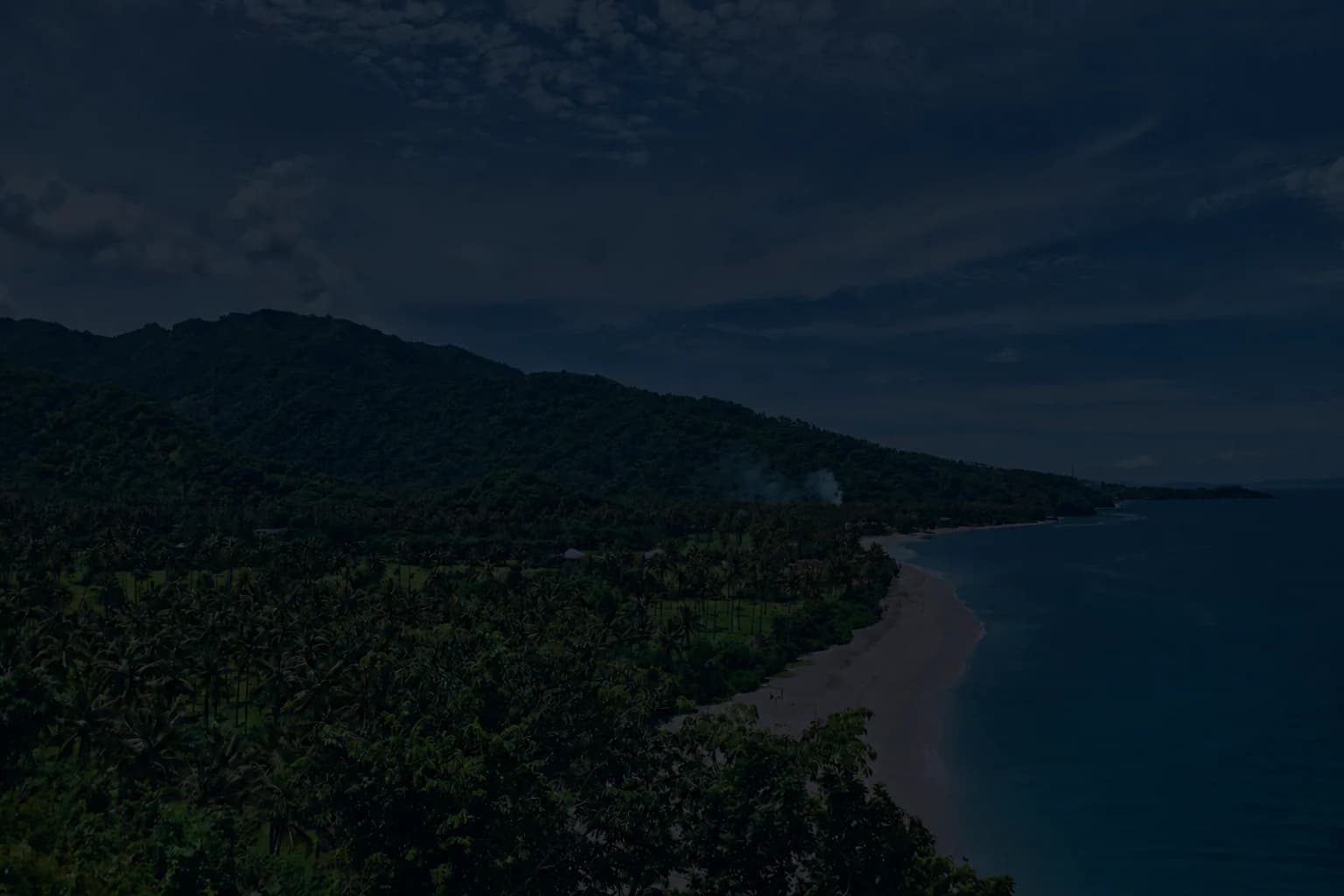 Côte et collines boisées — approche BEL-AIR INTERNATIONAL à Bali et Lombok