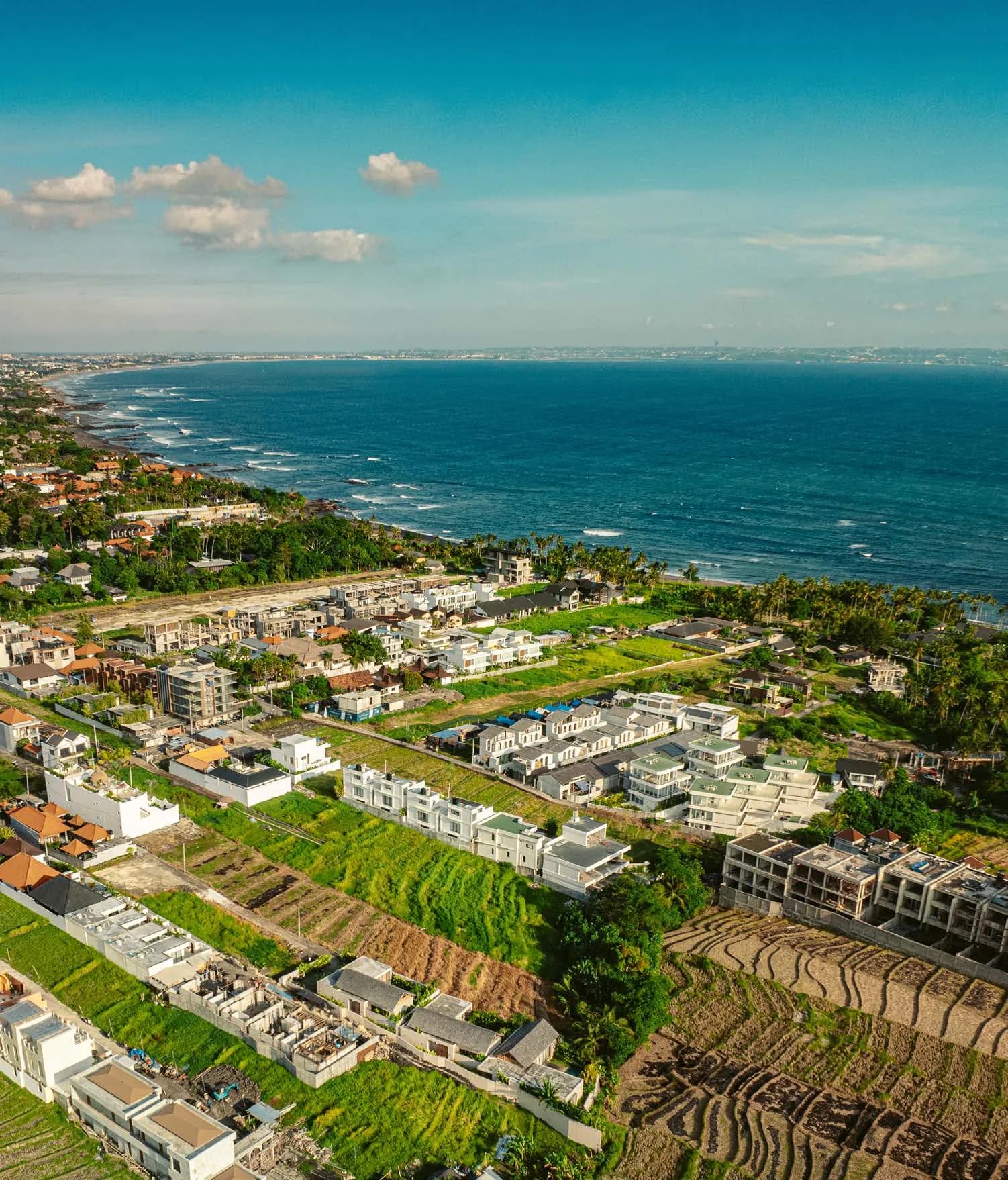 Vue aérienne du littoral et des quartiers résidentiels près de Seseh, Bali