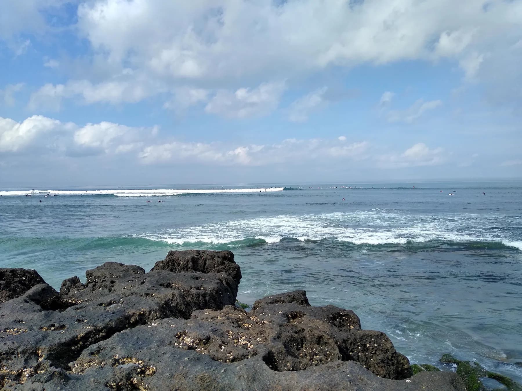 Littoral de Canggu, rochers volcaniques et vagues, à Bali