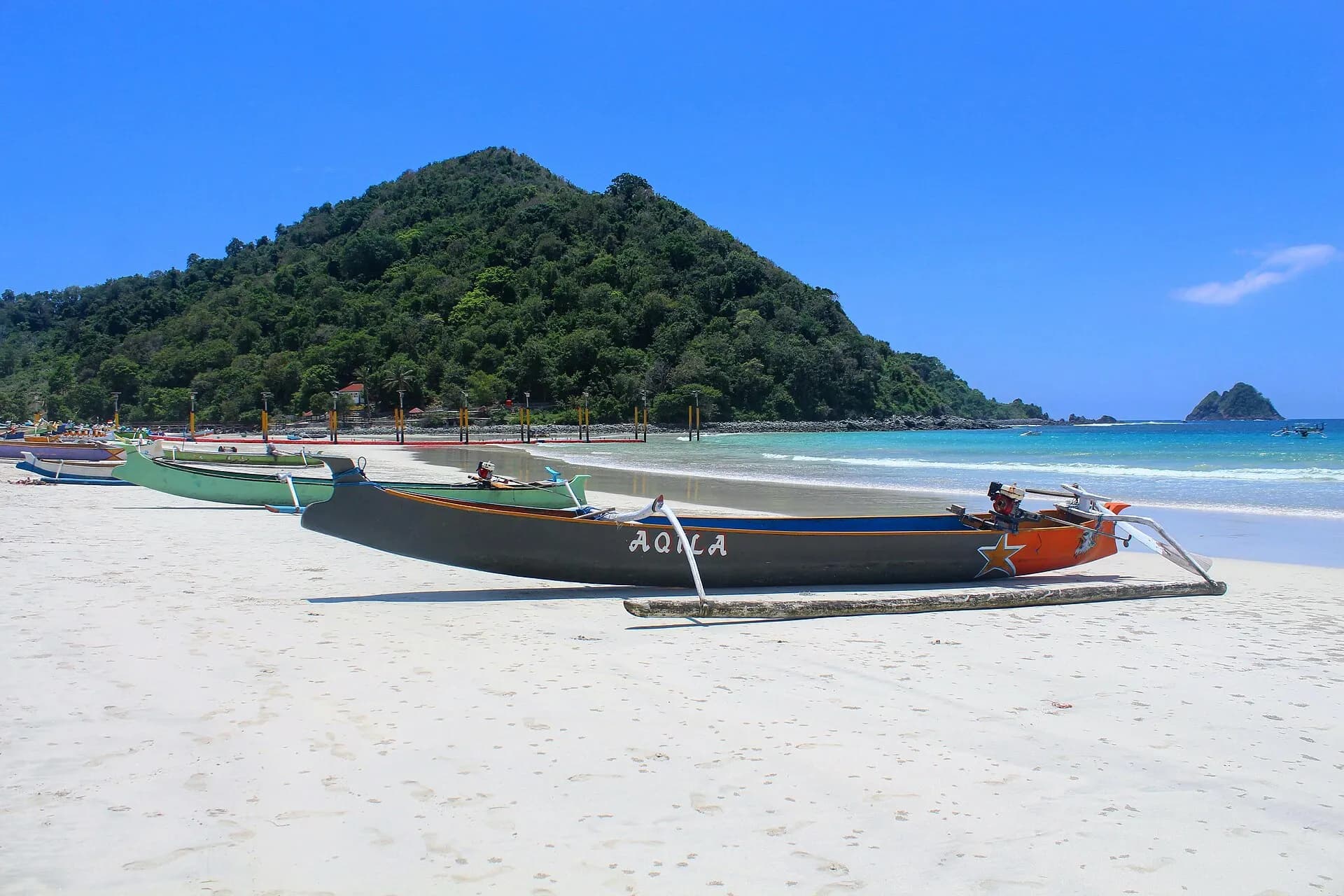 Bateaux de pêche et colline boisée, à Selong Belanak, Lombok