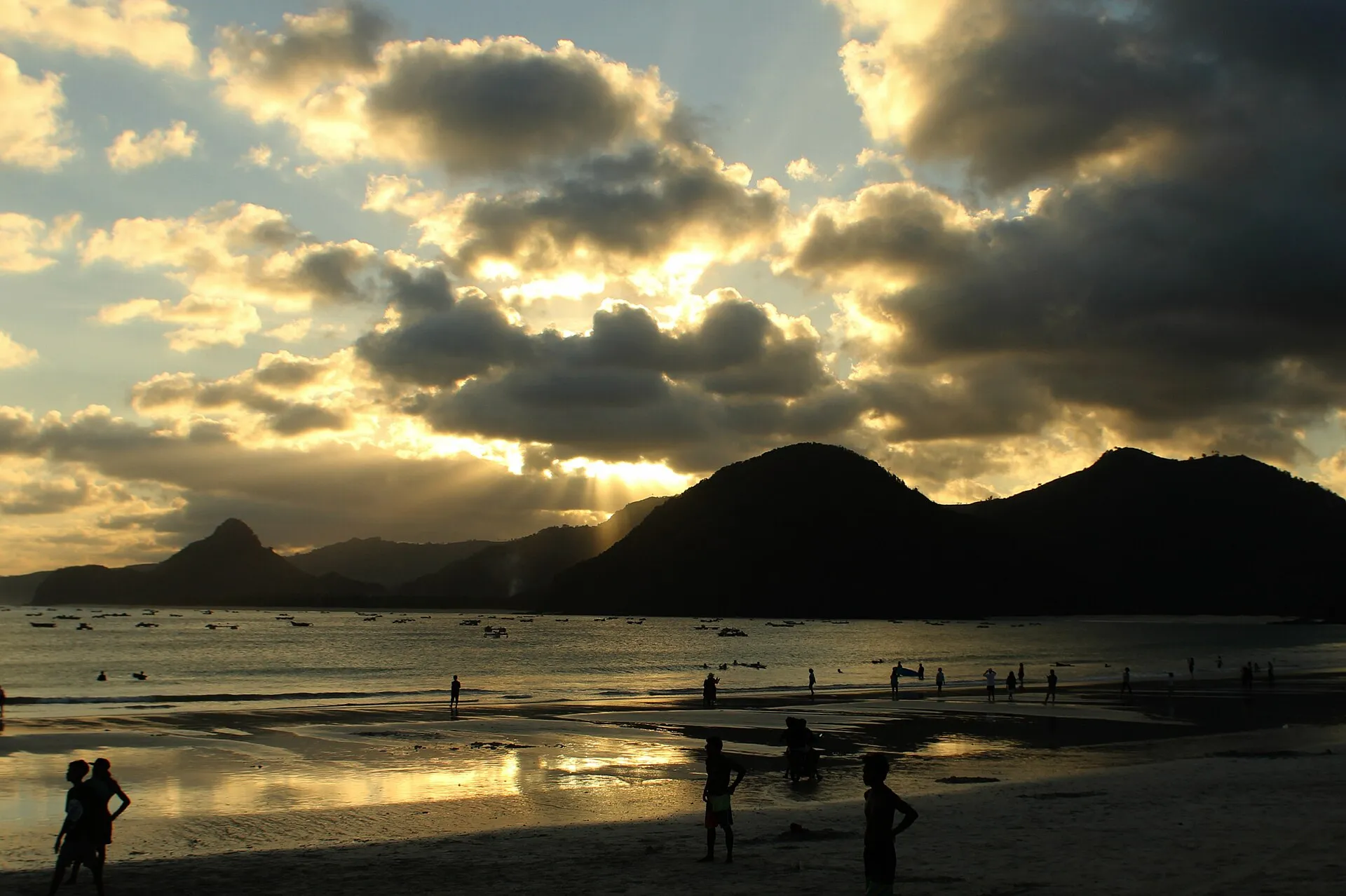 Coucher de soleil derrière les collines de Selong Belanak, Lombok
