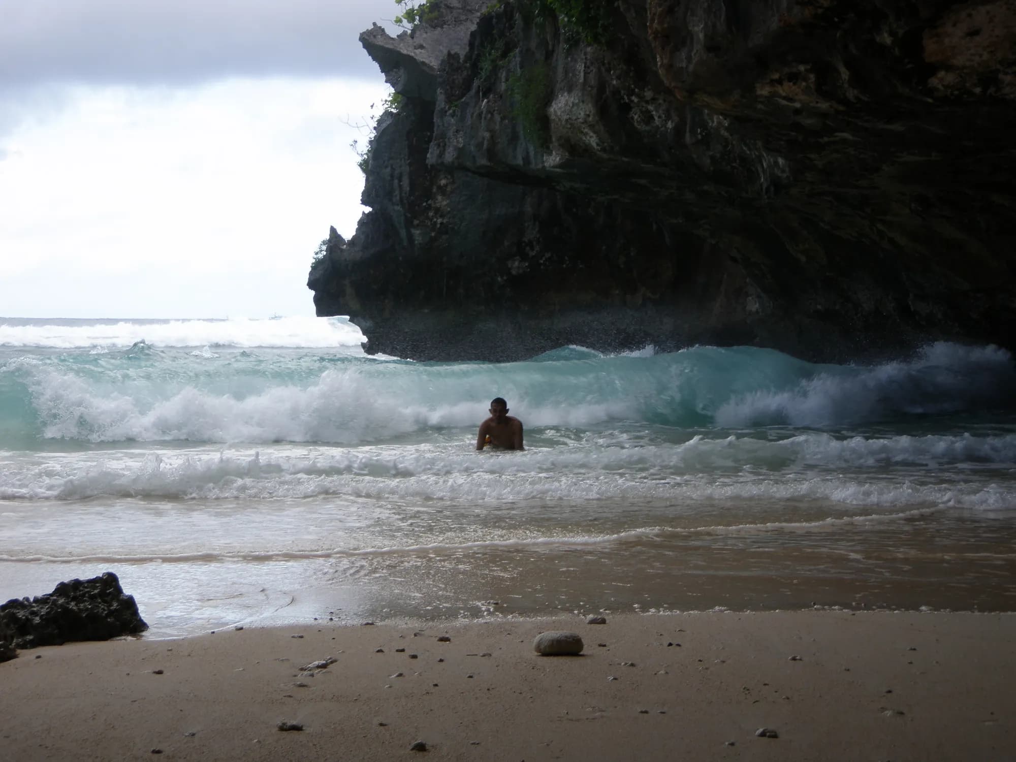 Plage de Suluban sous la falaise, à Pecatu, près d’Uluwatu, Bali