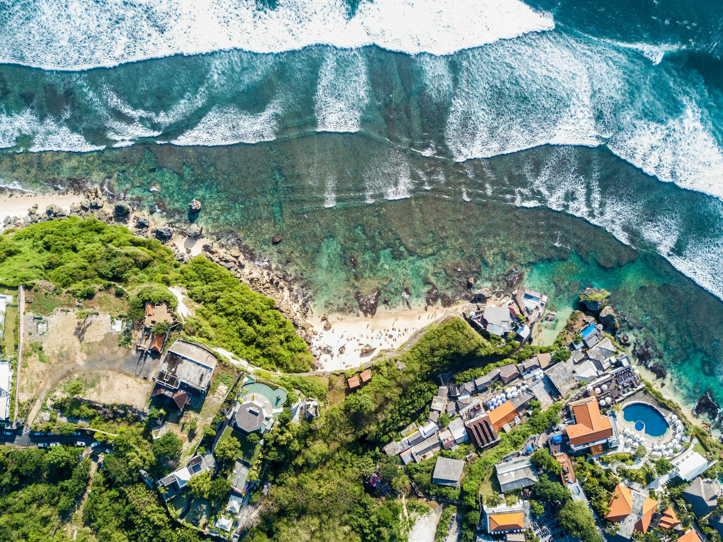 Vue aérienne du littoral d’Uluwatu, récif et végétation, à Bali