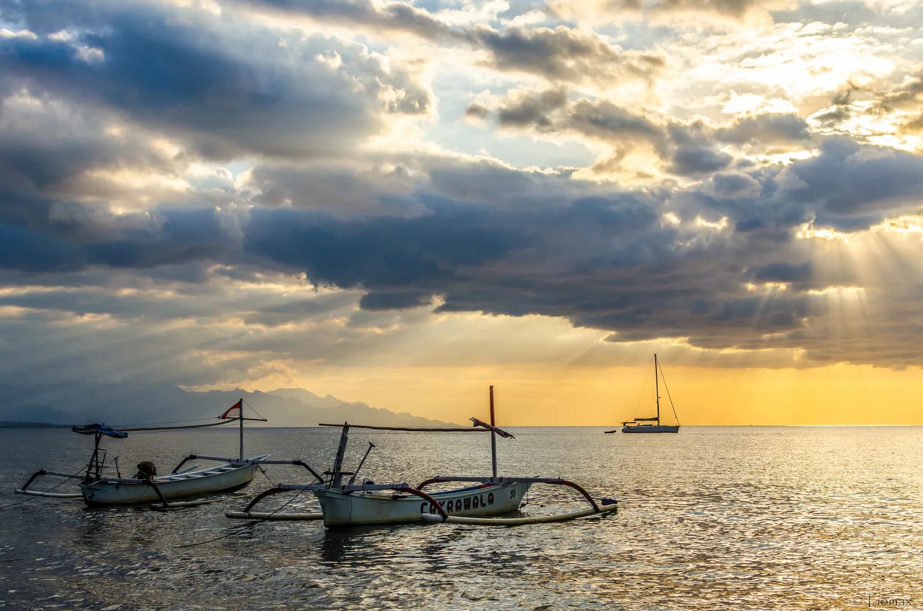 Bateaux traditionnels jukung au coucher du soleil, à Lovina, Bali