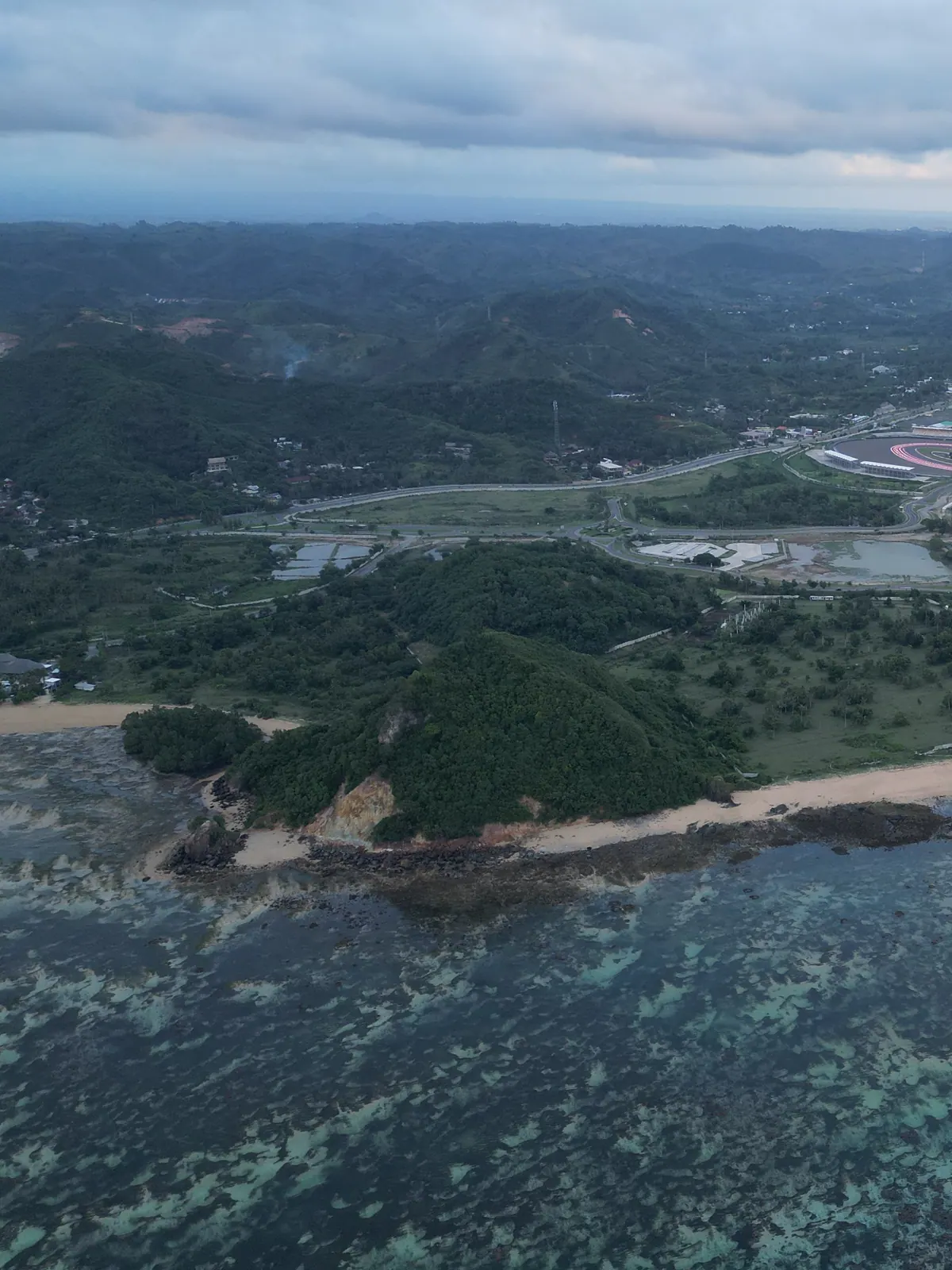 Vue aérienne du littoral et du circuit de Mandalika, au sud de Lombok