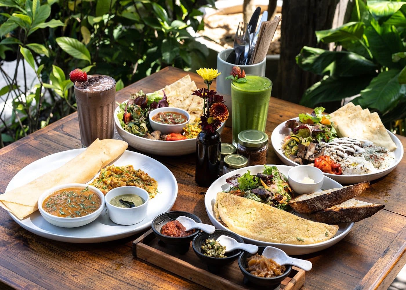 Petit-déjeuner dans un café à Pererenan, Bali