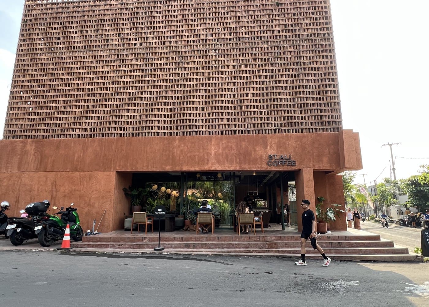 Façade contemporaine d’un café à Pererenan, Bali