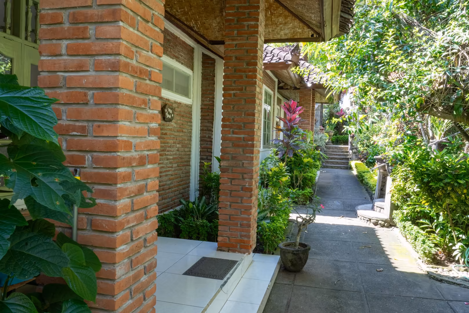 Galerie en brique et allée d’une maison à Bali