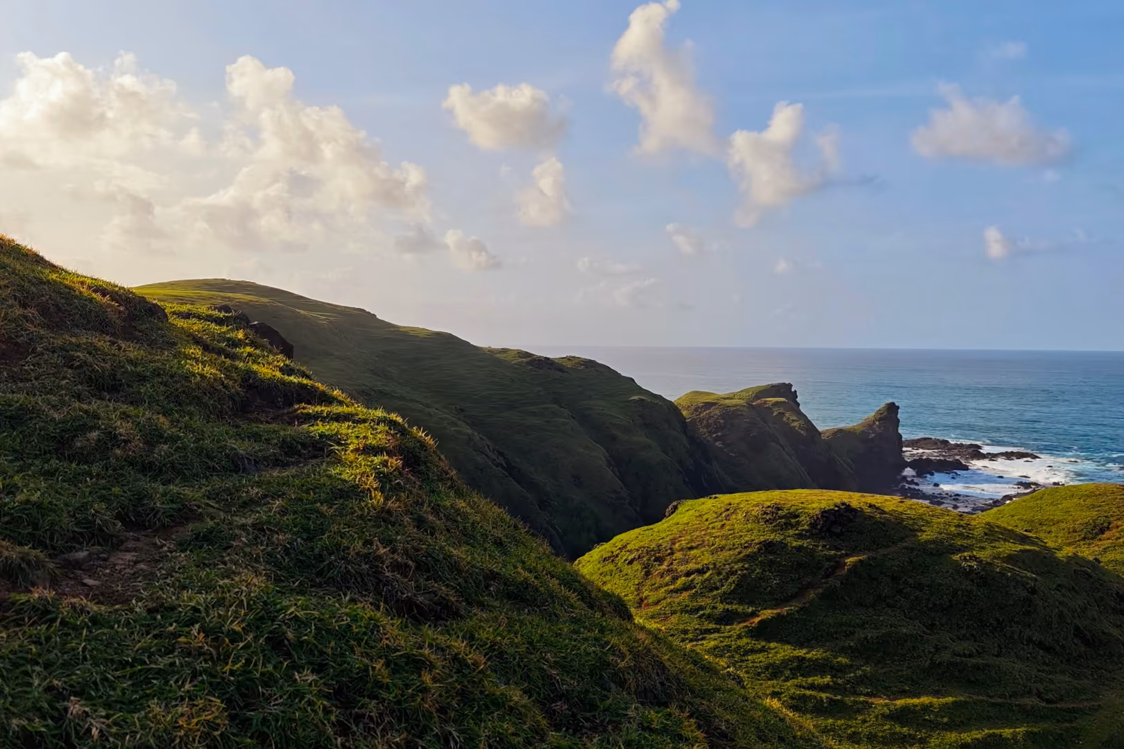 Collines et côte dans le Nusa Tenggara occidental
