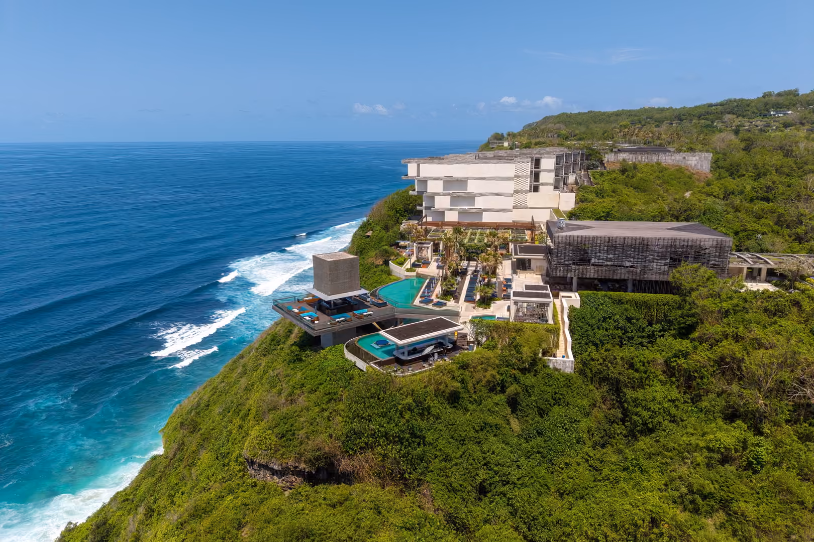 Établissement hôtelier en bord de falaise, à Bali