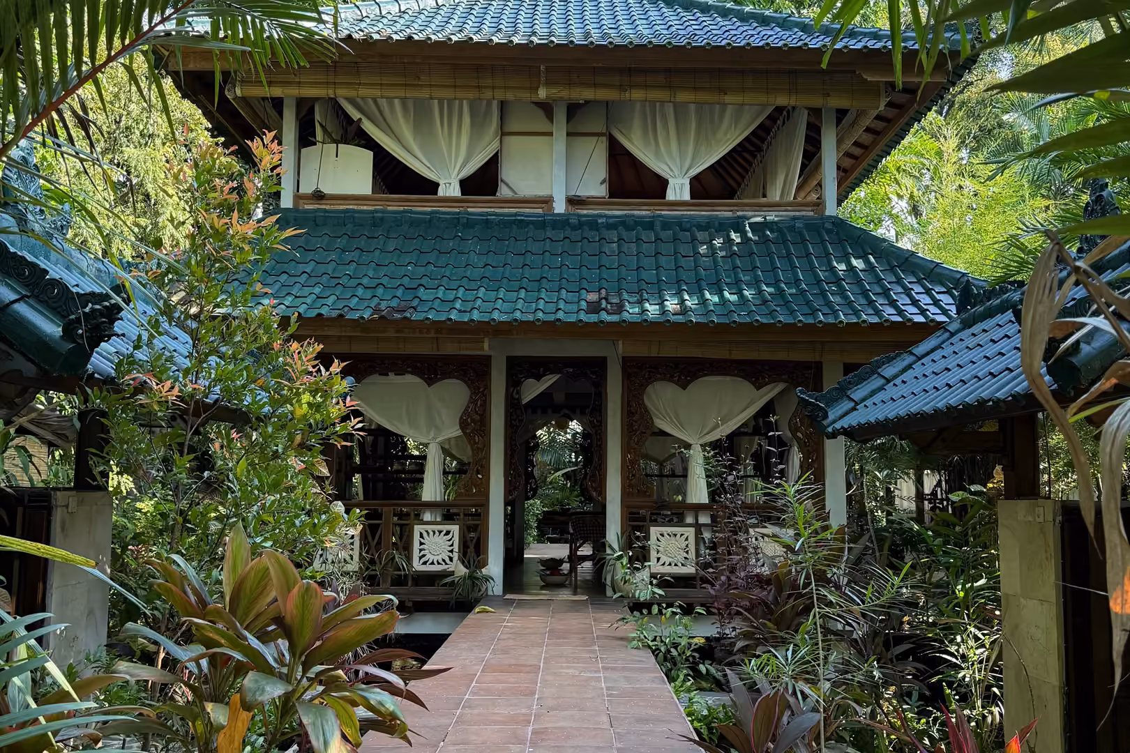 Pavillon de bois dans un jardin tropical, en Indonésie