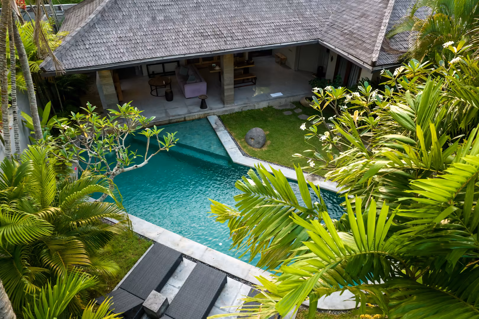 Villa et piscine vues du ciel, à Seminyak