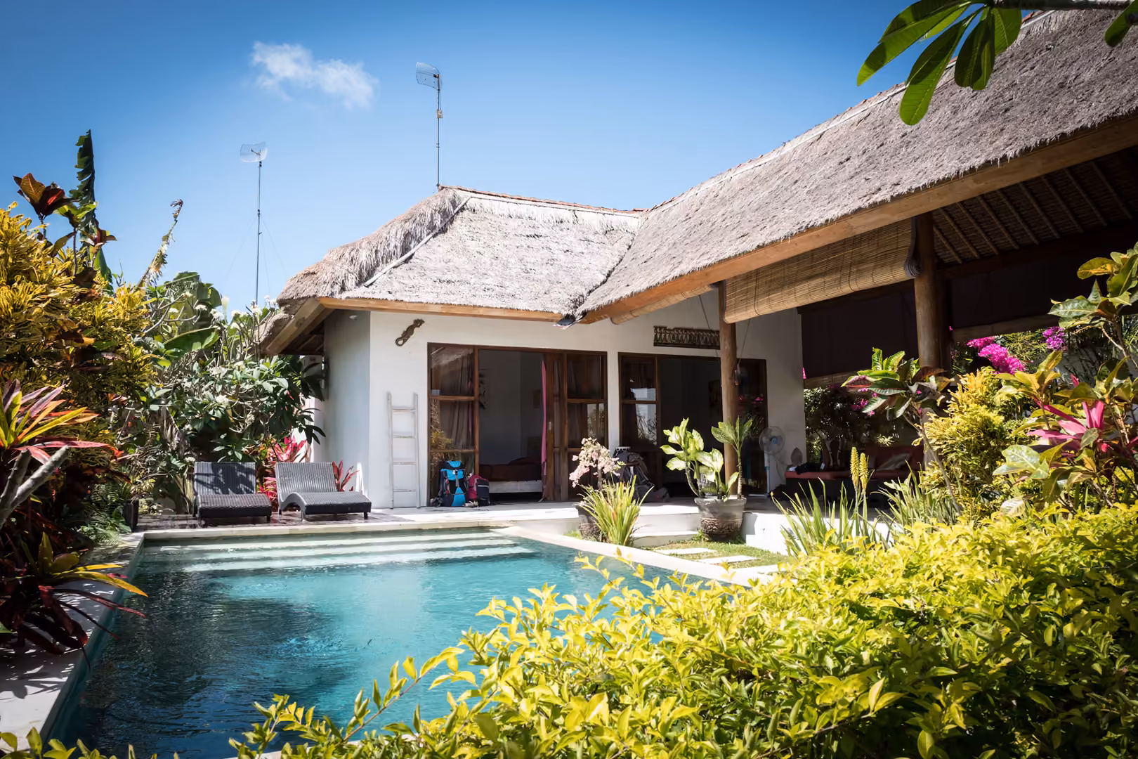 Maison et piscine dans un jardin à Bali