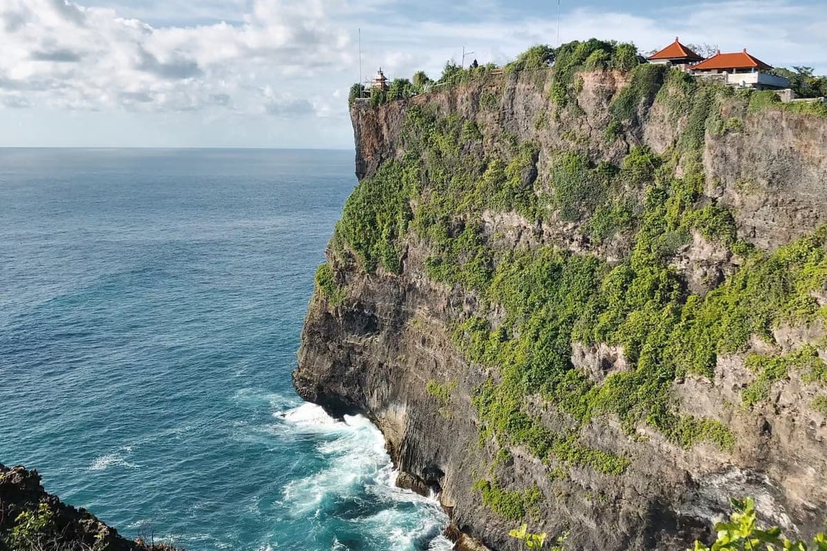 Falaises et temple d’Uluwatu, face à l’océan, à Bali
