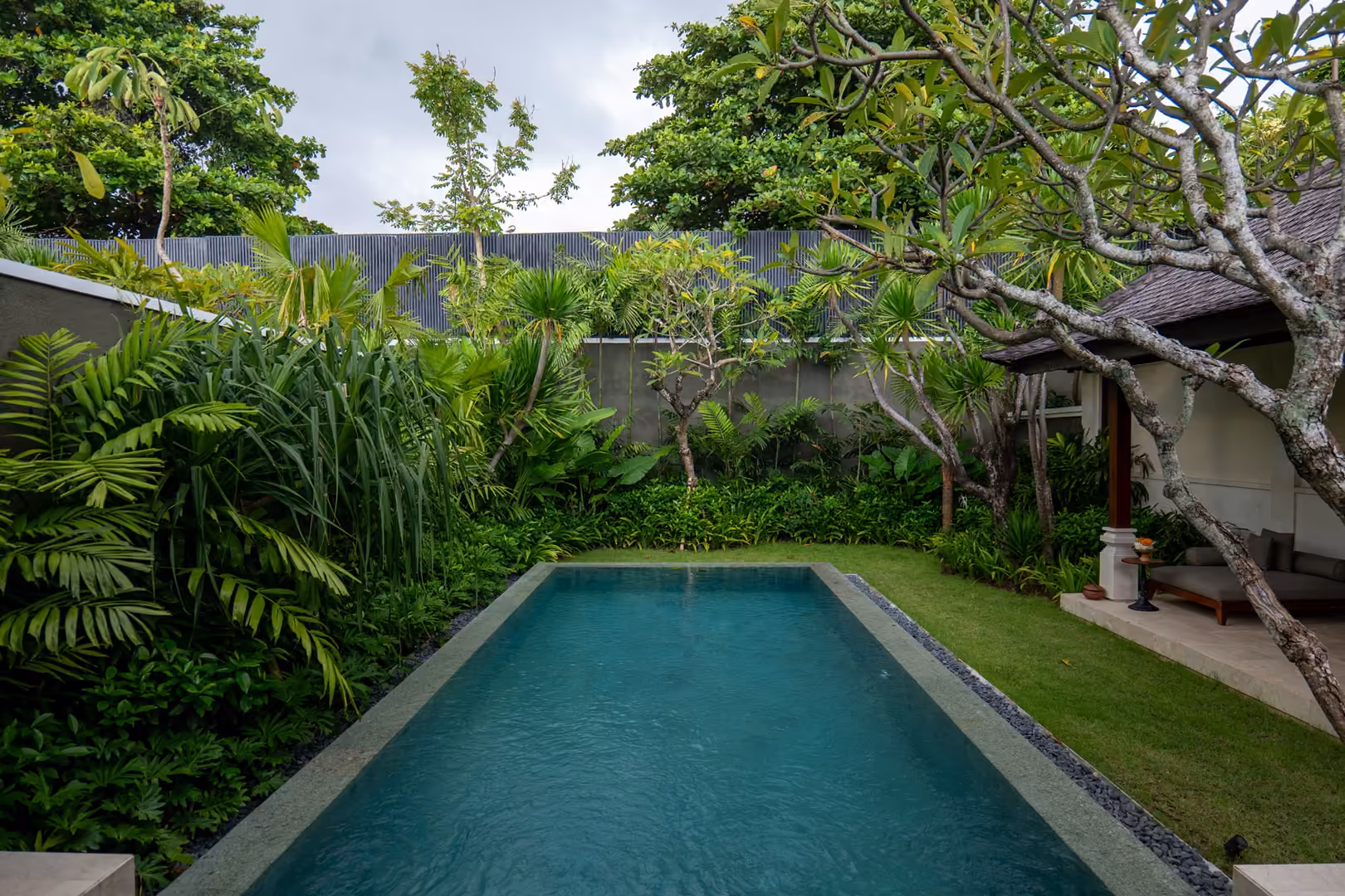 Piscine de villa dans un jardin tropical à Bali